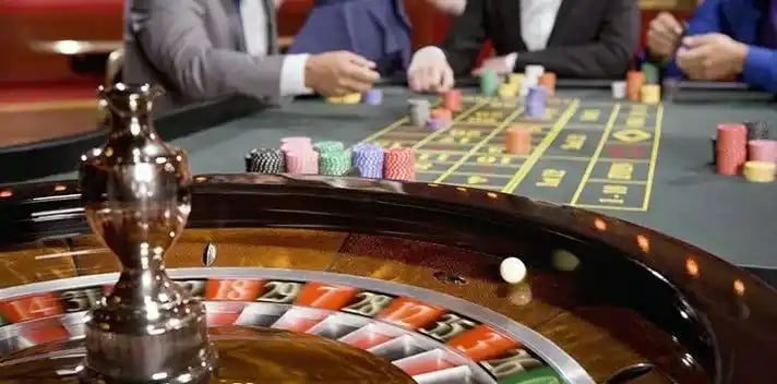 i77mm ဂိမ်းလော်ဘီ Live Casino Table ကစားနေသော မြင်ကွင်း